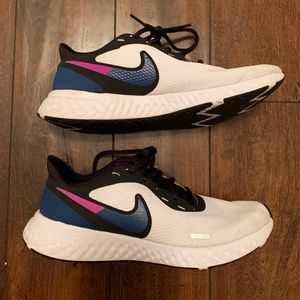 7.5 Nike Revolution sneakers